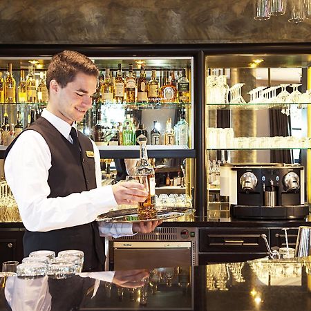 Victor's Residenz-Hotel Schloss Berg Nennig Exterior foto A bartender at work