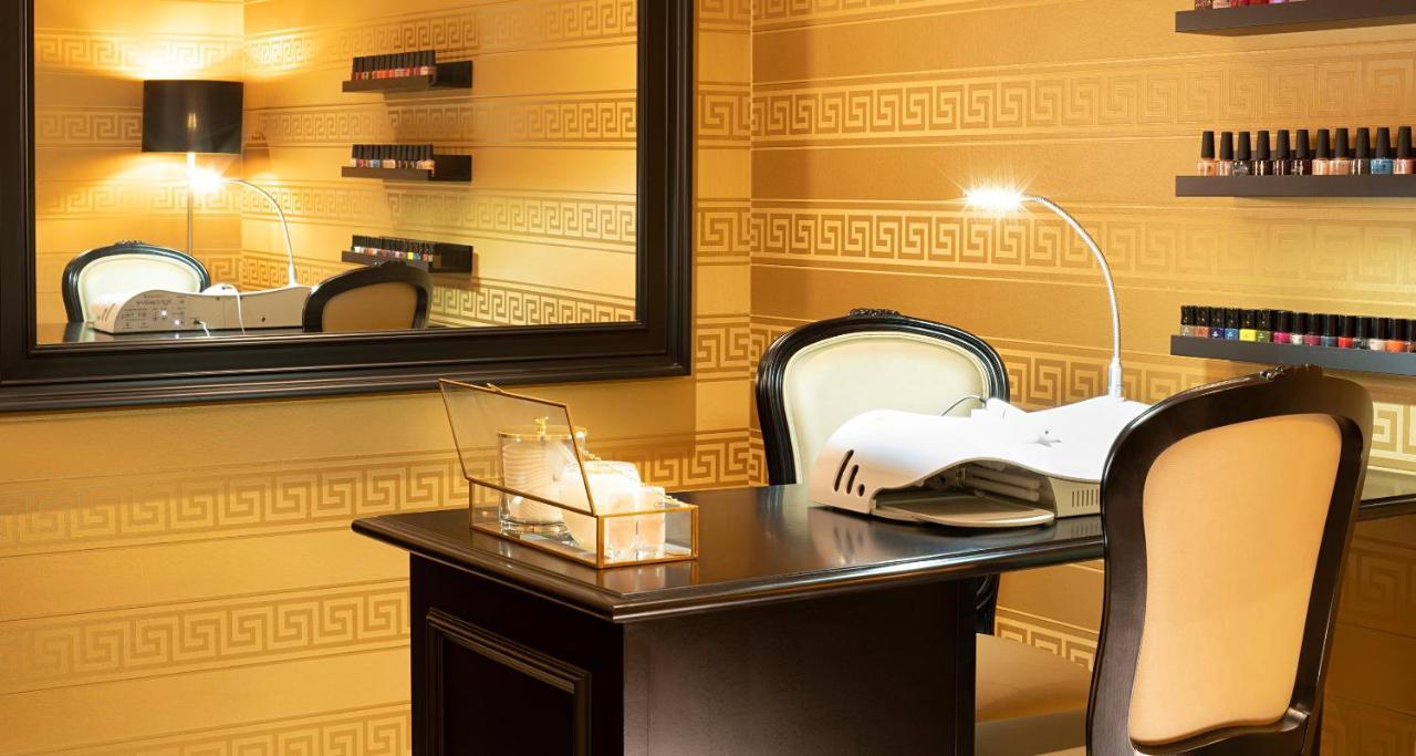 Victor's Residenz-Hotel Schloss Berg Nennig Exterior foto A manicure station