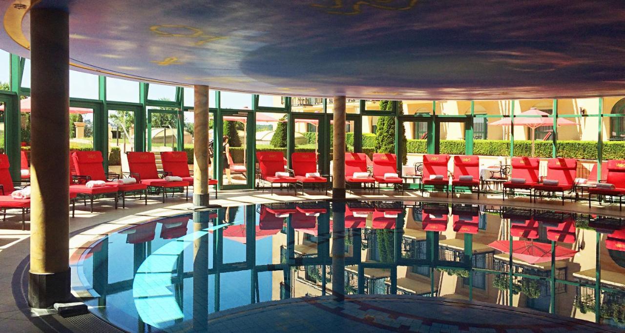 Victor's Residenz-Hotel Schloss Berg Nennig Exterior foto The pool at the MGM Grand