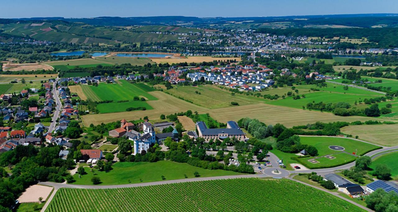 Victor's Residenz-Hotel Schloss Berg Nennig Exterior foto Aerial view