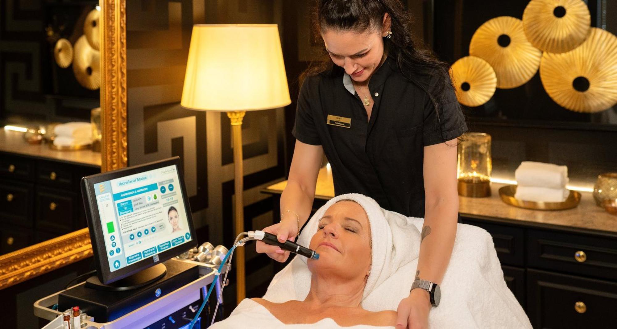 Victor's Residenz-Hotel Schloss Berg Nennig Exterior foto A woman receiving a facial treatment