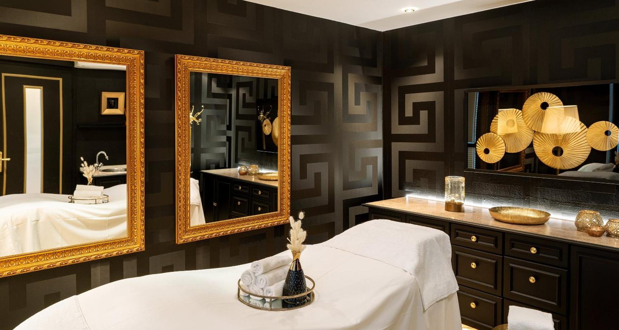 Victor's Residenz-Hotel Schloss Berg Nennig Exterior foto A treatment room at the Four Seasons Spa
