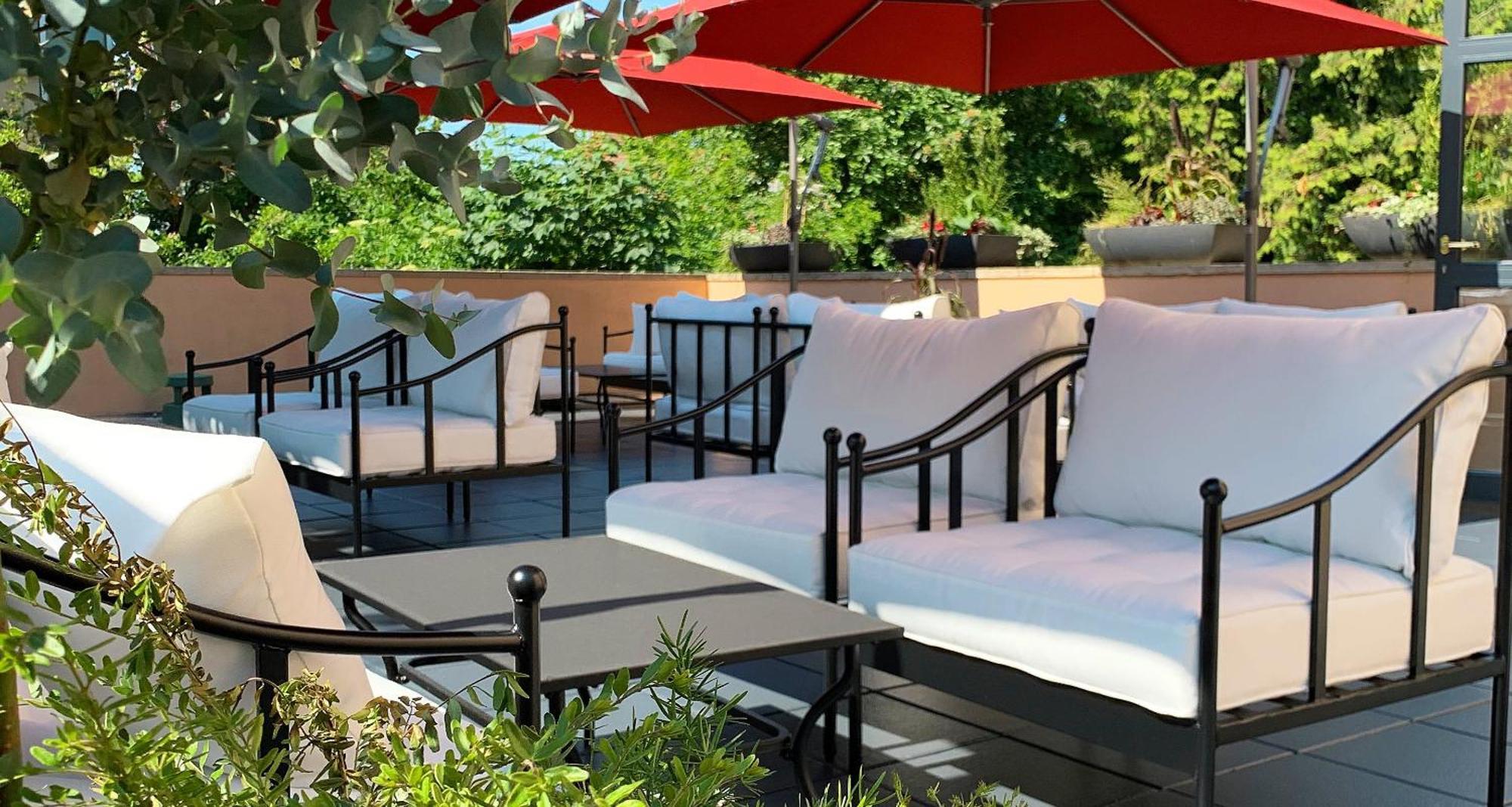 Victor's Residenz-Hotel Schloss Berg Nennig Exterior foto The patio at the Hotel Valley Ho