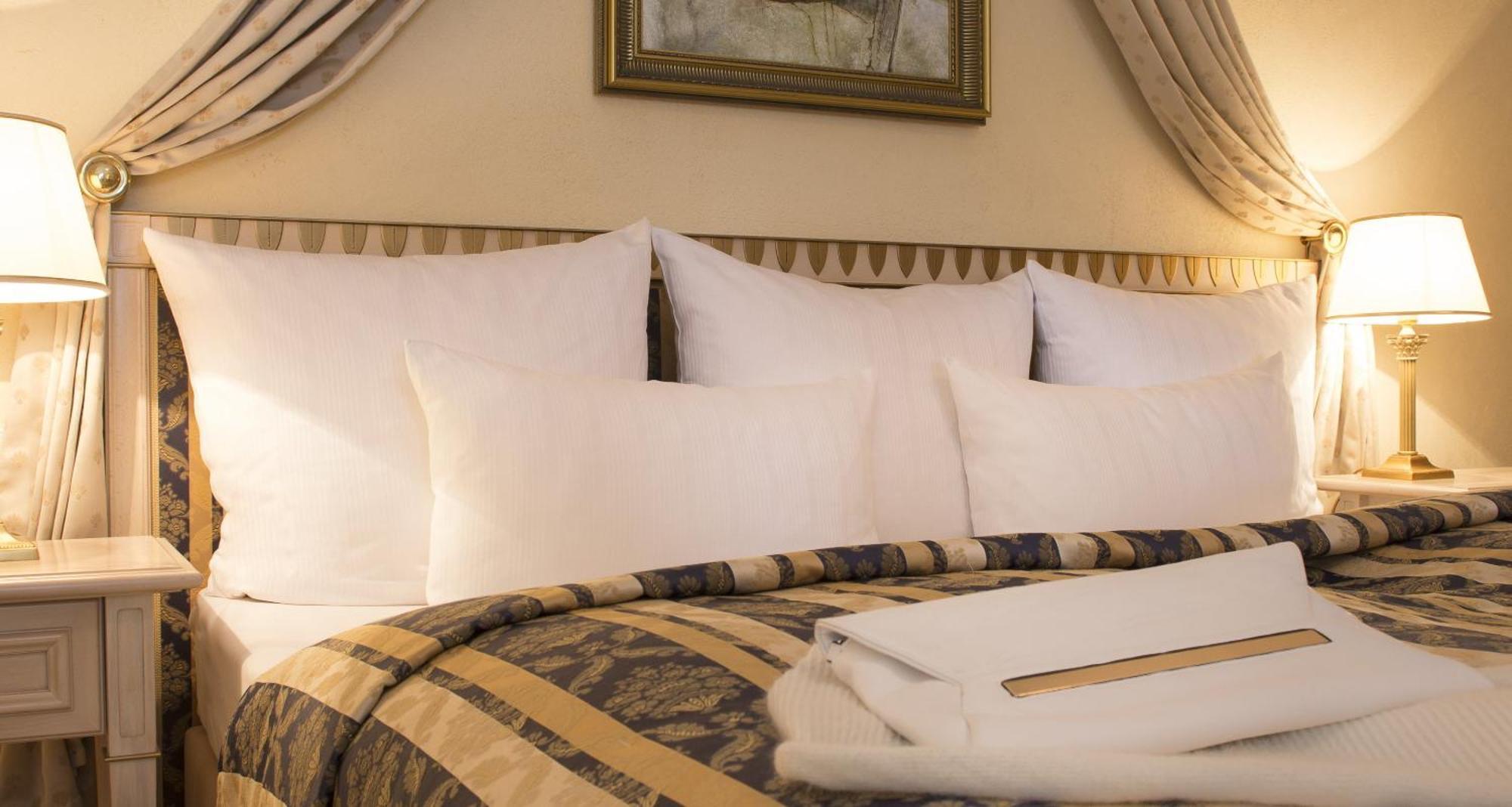 Victor's Residenz-Hotel Schloss Berg Nennig Zimmer foto Pillows on a bed