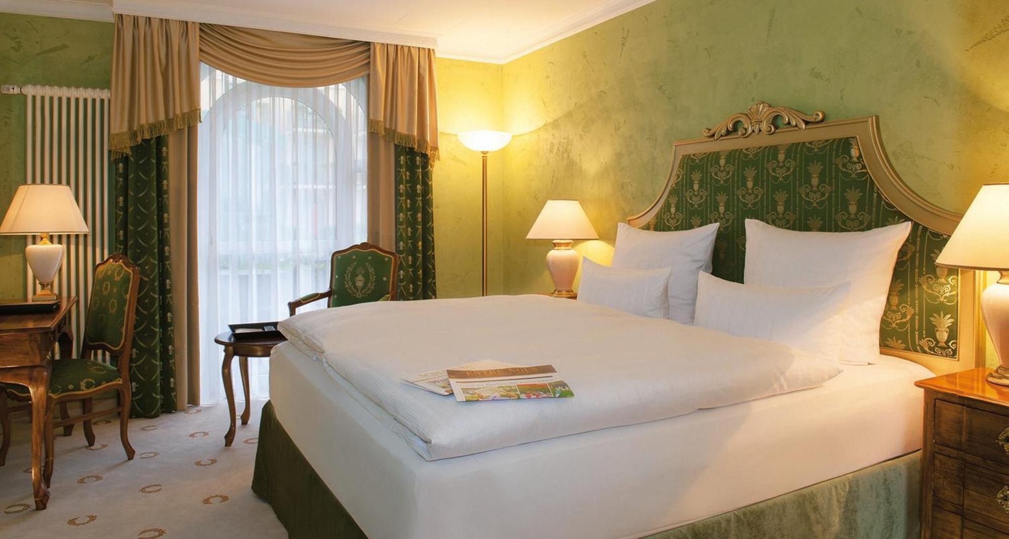 Victor's Residenz-Hotel Schloss Berg Nennig Zimmer foto A room at the hotel