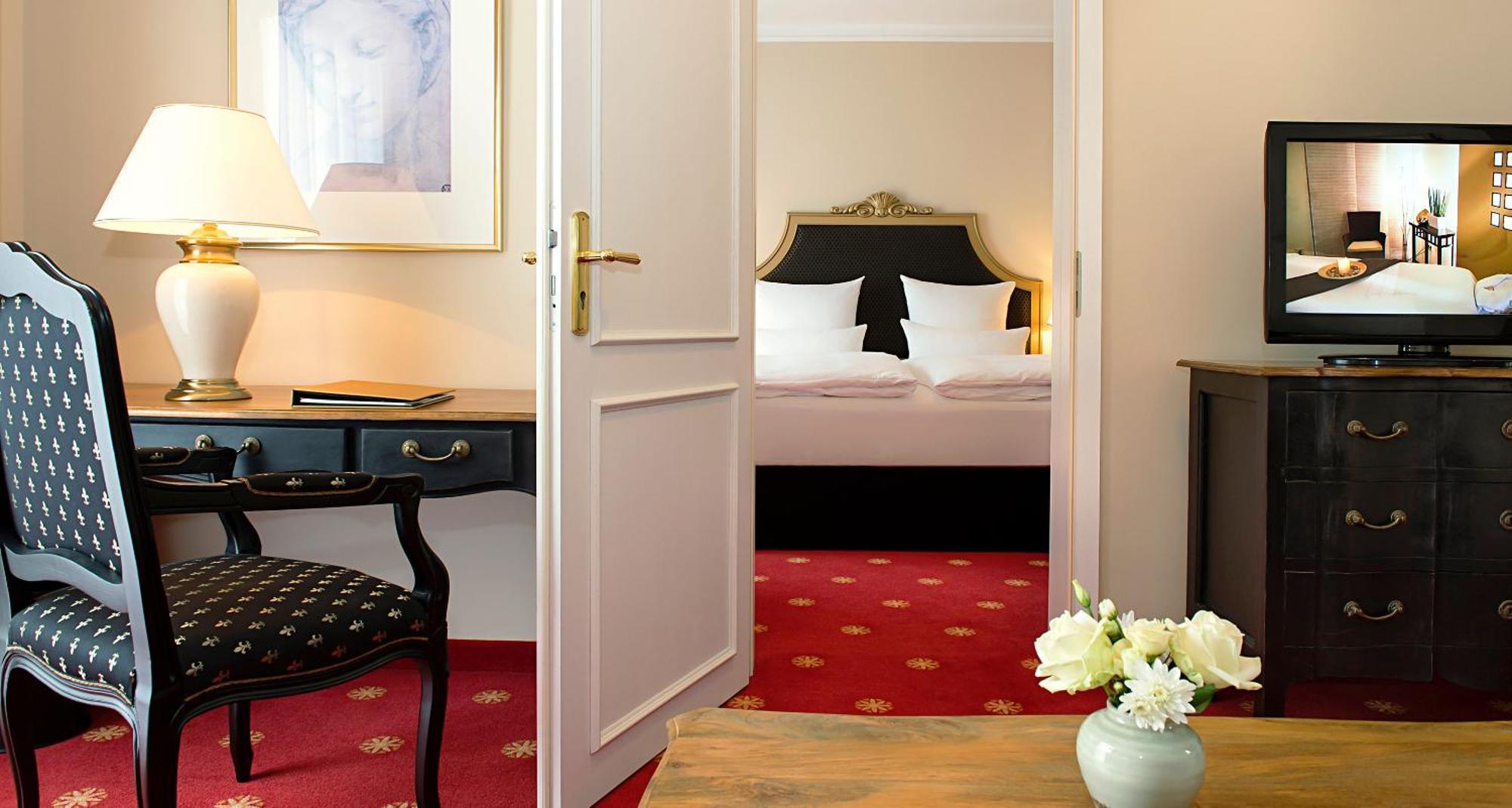 Victor's Residenz-Hotel Schloss Berg Nennig Zimmer foto A suite at the Hotel de France
