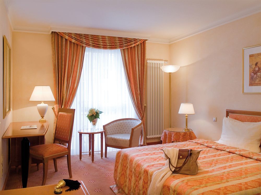 Victor's Residenz-Hotel Schloss Berg Nennig Exterior foto A typical hotel room