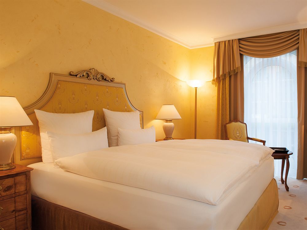 Victor's Residenz-Hotel Schloss Berg Nennig Exterior foto A typical hotel room