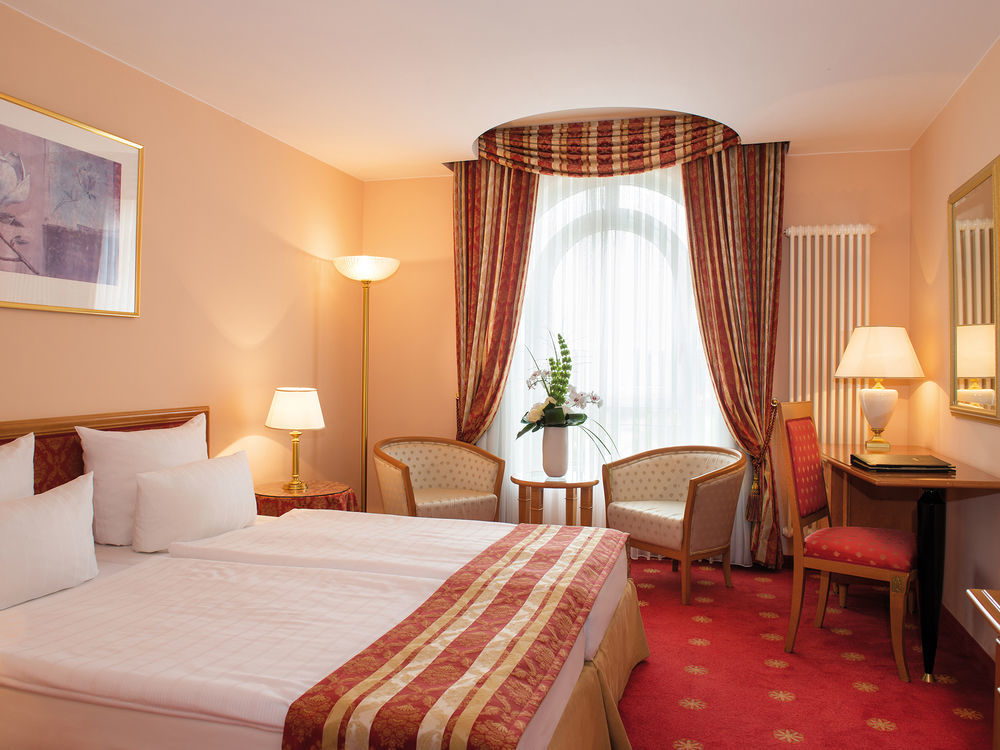 Victor's Residenz-Hotel Schloss Berg Nennig Exterior foto A typical hotel room