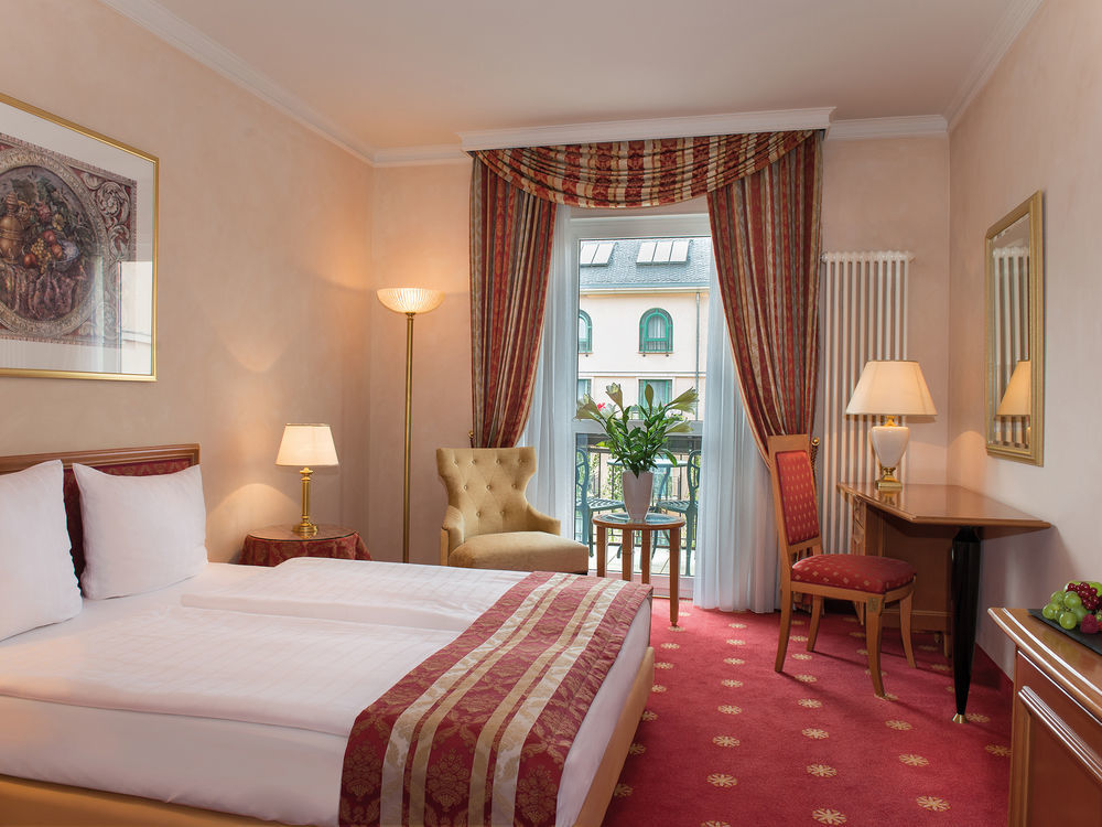 Victor's Residenz-Hotel Schloss Berg Nennig Exterior foto A typical hotel room