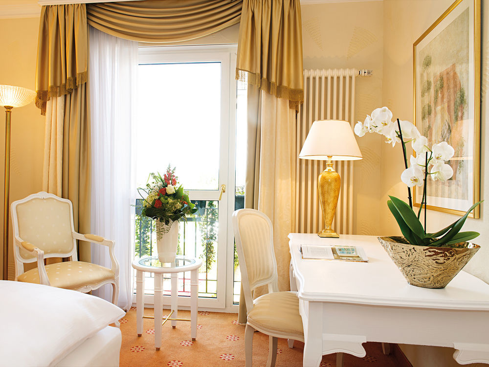 Victor's Residenz-Hotel Schloss Berg Nennig Exterior foto A room at the Hotel de la Poste