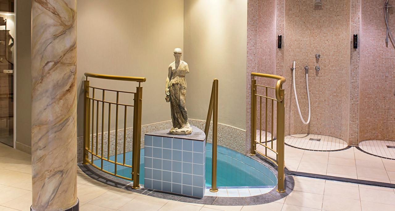 Victor's Residenz-Hotel Schloss Berg Nennig Zimmer foto A modern spa